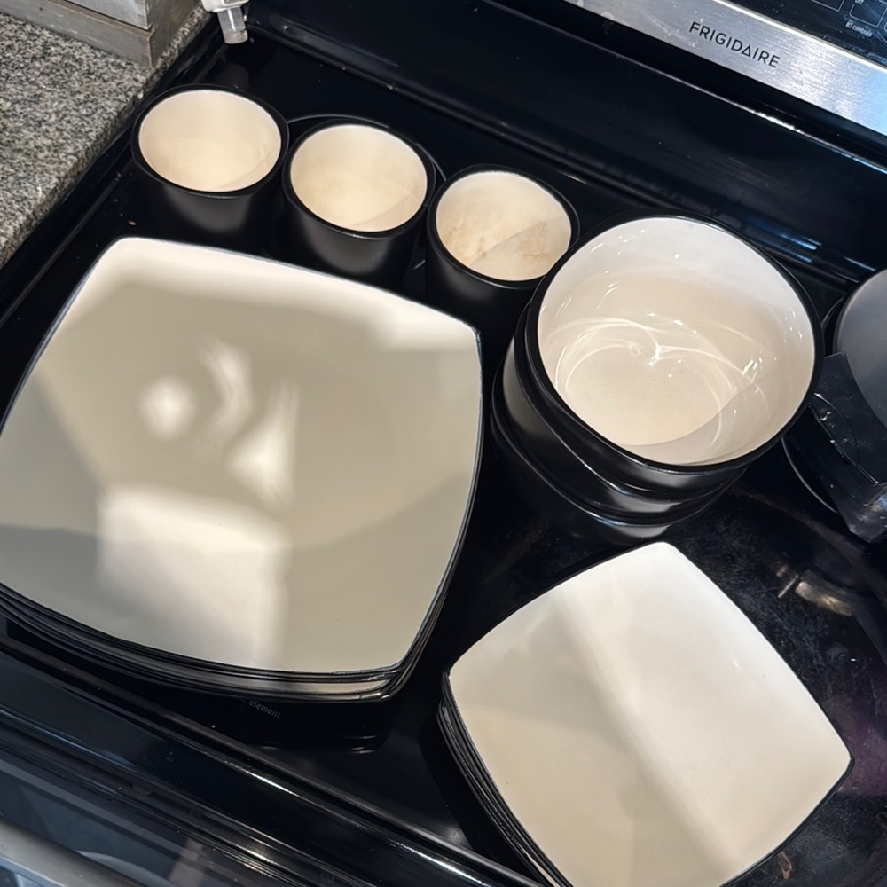 Soho lounge Black and White Dinnerware Set
